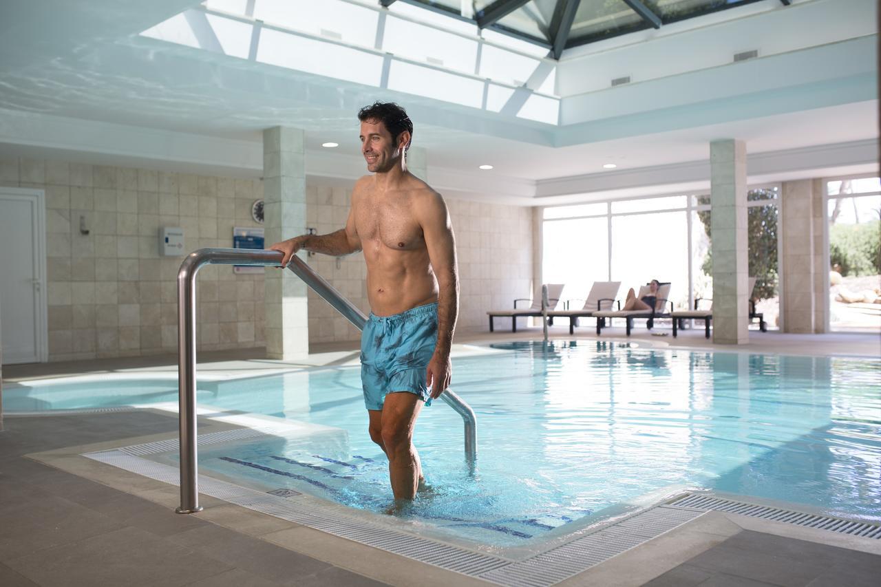 Hipotels Hipocampo Palace & Spa Cala Millor (Mallorca) Exterior foto A man entering a swimming pool