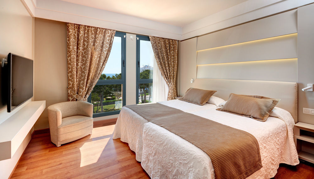 Hipotels Hipocampo Palace & Spa Cala Millor (Mallorca) Exterior foto A bedroom at the hotel